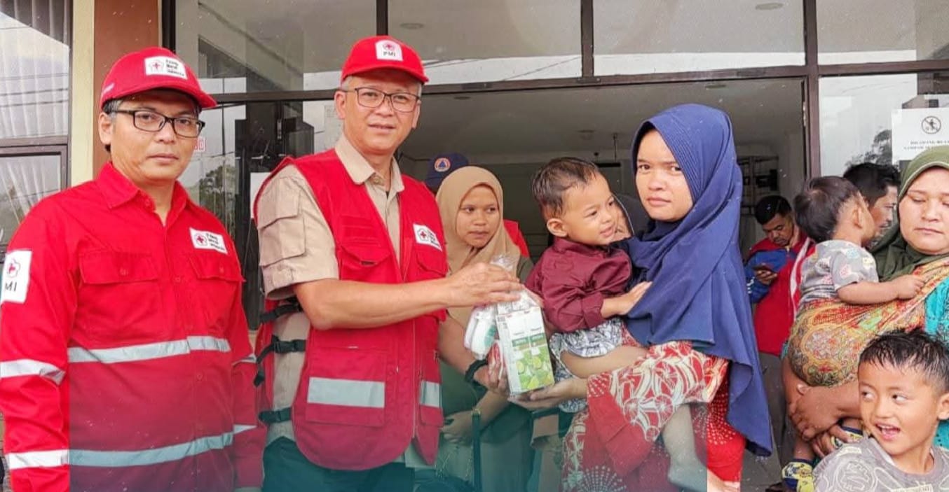 Ketua PMI Padang Panjang, Herki Toni, saat salurkan bantuan di komplek Rusunawa.